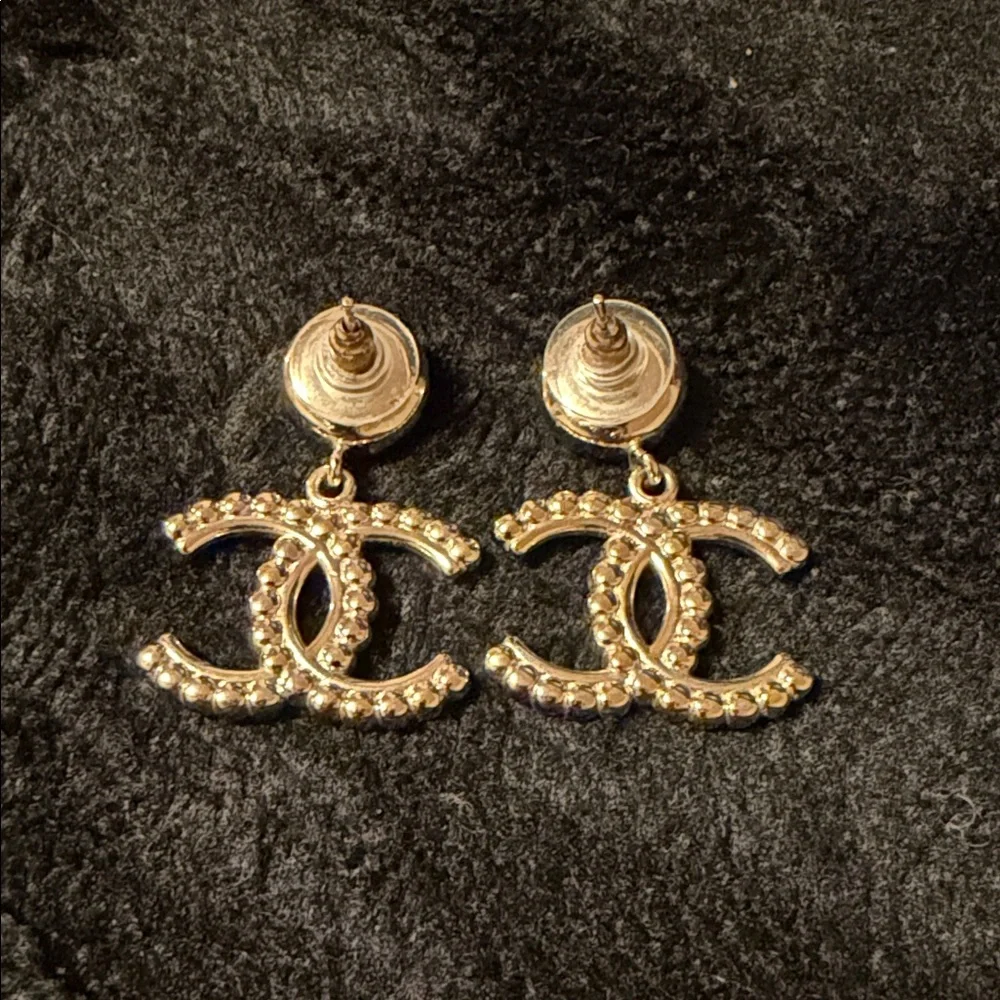 CHANEL Pearl and Crystal Earrings - Picture 3 of 6